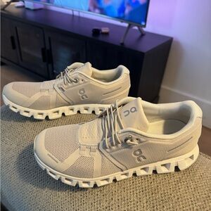 Women’s size 7.5 onclouds. Never worn in box.